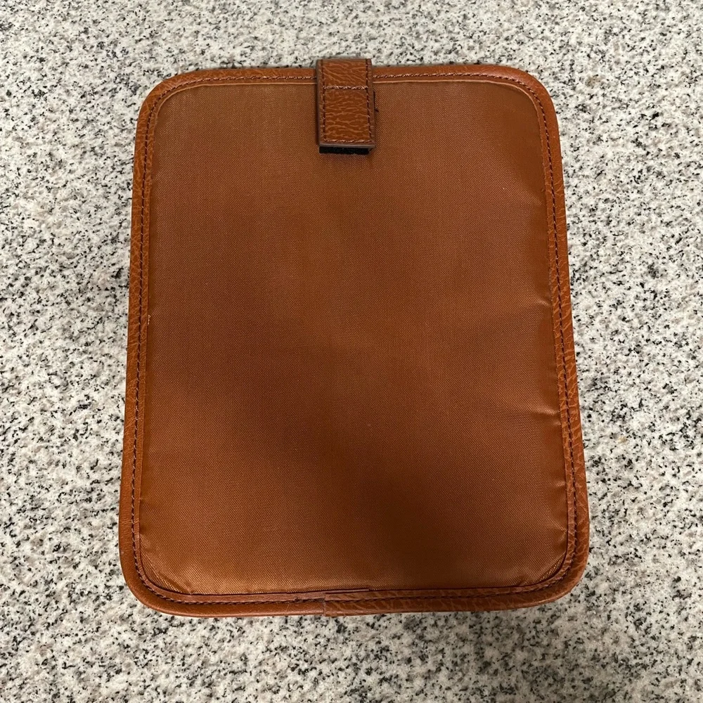 EUC Generic lightly padded iPad cover w/velcro closure tab‼️ iPad not included‼️